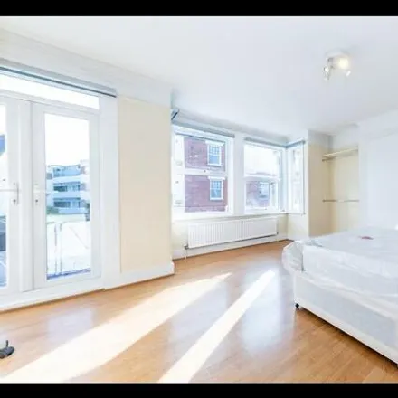 Rent this 5 bed townhouse on St. Margaret's Avenue in London, N15 3DH
