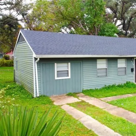 Rent this 4 bed house on 468 Huisache St in Lake Jackson, Texas