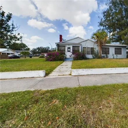 Buy this 3 bed house on 401 North Lake Avenue in Avon Park, FL 33825