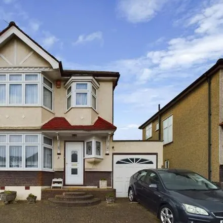 Buy this 3 bed duplex on 8 Bethune Avenue in London, N11 3LE