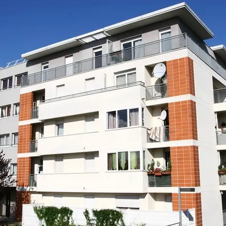 Rent this 3 bed apartment on 9 Rue du Castel in 94000 Créteil, France
