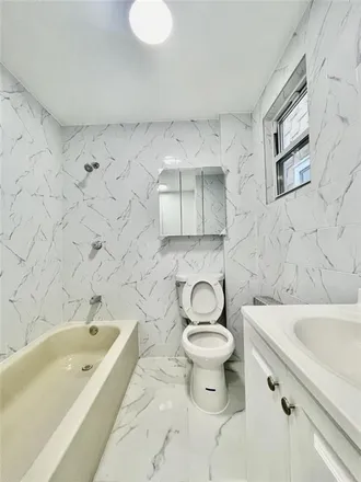 Image 7 - 54 Laurel Avenue, New York, NY 10304, USA - House for sale