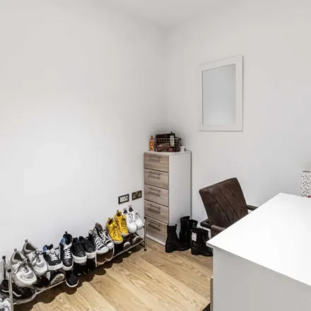 Rent this 2 bed apartment on Hatters Way in Luton, LU4 8EN