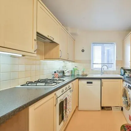 Image 4 - Manor House Drive, Brondesbury Park, London, NW6 7AY, United Kingdom - Apartment for sale