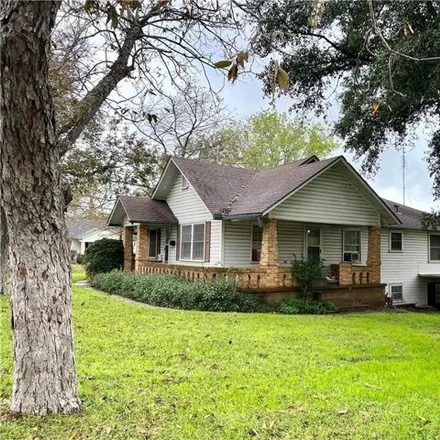 Image 2 - East 4th Street, Shiner, TX 77984, USA - House for sale