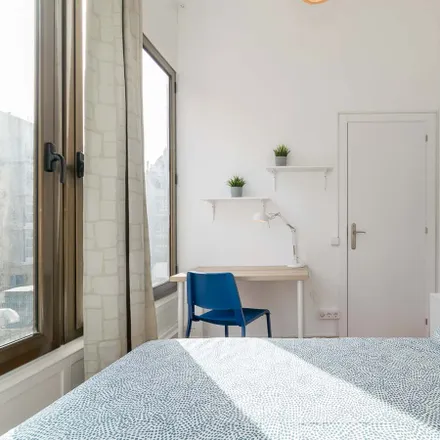 Rent this 6 bed room on Can Pizza in Ronda de la Universitat, 20