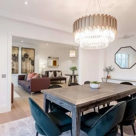Rent this 5 bed apartment on Park Road in London, NW8 7HT
