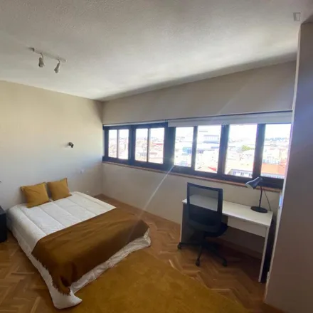 Rent this 5 bed room on Madrid in Oskar, Calle de Jacometrezo