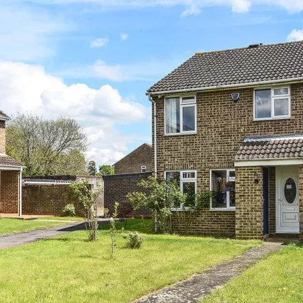 Rent this 3 bed house on 40 The Phelps in Yarnton, OX5 1SU