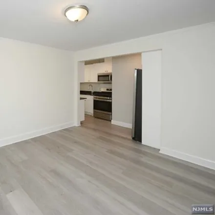 Rent this 3 bed apartment on Galleria in Glen Avenue, Ridgewood Junction