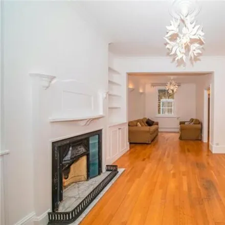 Rent this 4 bed townhouse on Paxton Road in London, W4 2QT