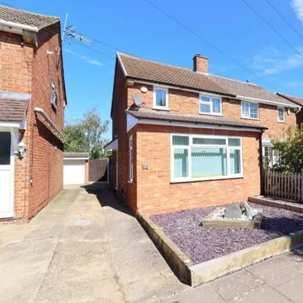 Buy this 3 bed duplex on Wandon Close in Luton, LU2 8DS