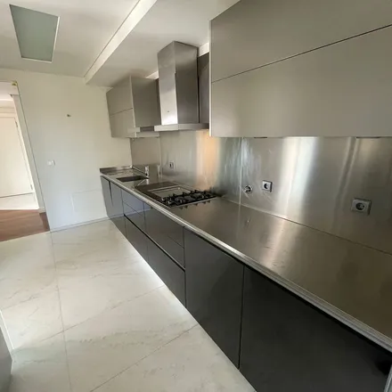 Rent this 4 bed apartment on Farmácia Santos Salvador in Rua Alcaide de Faria, 4100-186 Porto