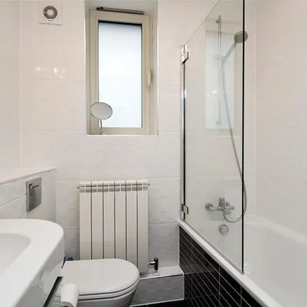Rent this 3 bed apartment on Optical Express in Shaftesbury Avenue, London