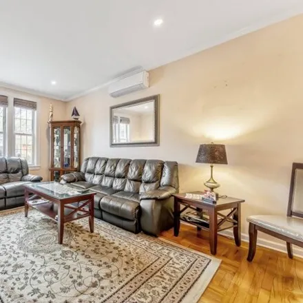 Image 4 - 47-02 67th Street, New York, NY 11377, USA - House for sale