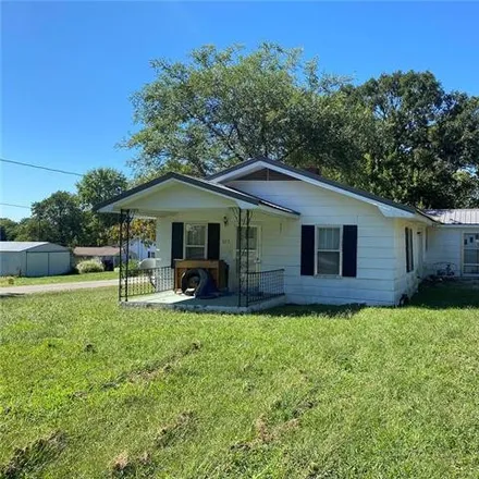 Buy this 3 bed house on 101 Sackett Street in Licking, Texas County