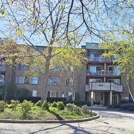 Buy this 1 bed condo on 229 South Clubhouse Drive in Palatine, IL 60074