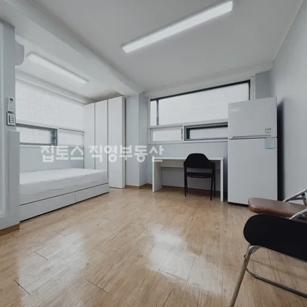 Rent this studio apartment on 서울특별시 관악구 봉천동 1626-22