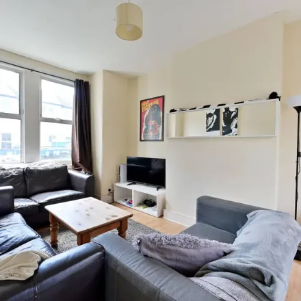 Rent this 4 bed apartment on HomeWork in 1 Bubbling Well Square, London