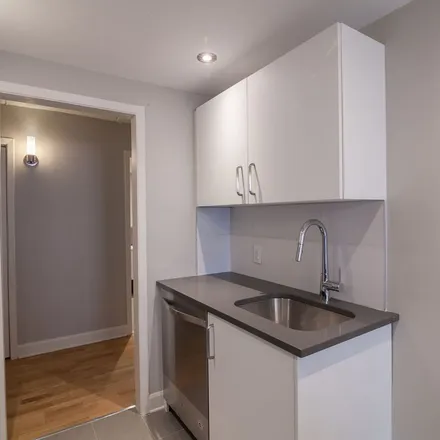 Image 1 - 1570 Avenue Filion, Saint-Lambert, QC J4R 1R5, Canada - Apartment for rent