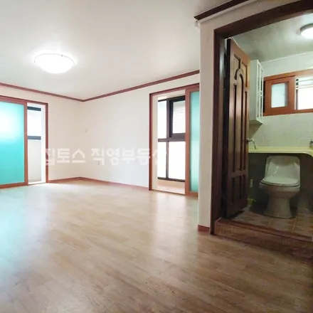 Rent this studio apartment on 서울특별시 송파구 잠실동 300-13