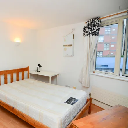 Rent this 3 bed room on Franklin Building in 10 Westferry Road, Canary Wharf