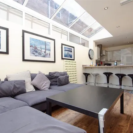 Rent this 6 bed house on 261 Heeley Road in Selly Oak, B29 6EL