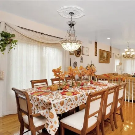 Image 5 - 150-111 Powells Cove Boulevard, New York, NY 11357, USA - House for sale