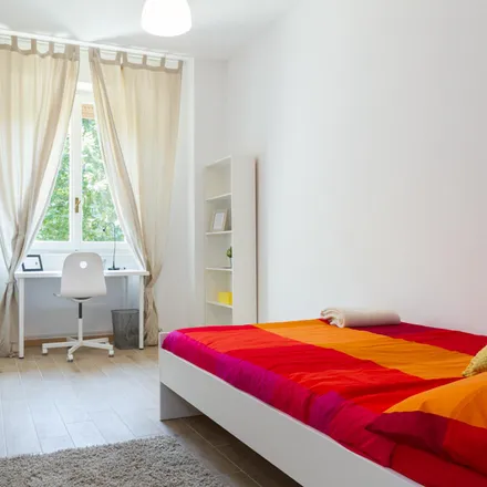 Rent this 4 bed room on Madrid in Pink's, Calle de Alburquerque