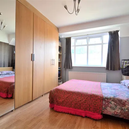 Image 5 - 15 Chase Side Avenue, London, SW20 8LU, United Kingdom - Apartment for rent
