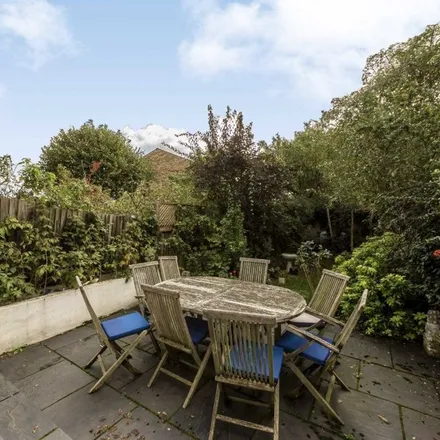 Rent this 5 bed apartment on 86 Whitehall Park in London, N19 3TJ