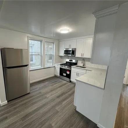 Rent this 3 bed house on 2826 Zulette Avenue in New York, NY 10461