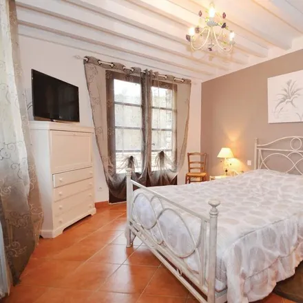 Rent this 3 bed house on Saint-Martin-de-Castillon in Vaucluse, France