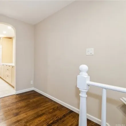 Image 7 - 252-27 72nd Avenue, New York, NY 11426, USA - Apartment for sale