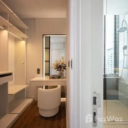 Rent this 3 bed apartment on Sindhorn Building in Soi Ton Son, Witthayu