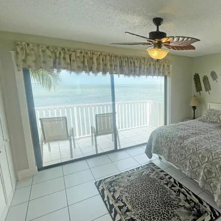 Rent this 2 bed townhouse on Islamorada