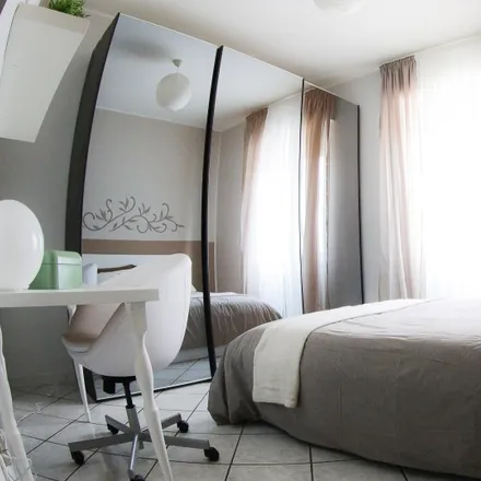 Rent this 3 bed room on Via Romolo Bitti in 18, 20125 Milan MI