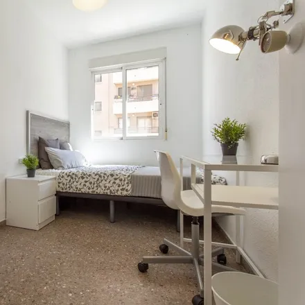 Rent this 5 bed room on Plaça d'Àvila in 14, 46010 Valencia