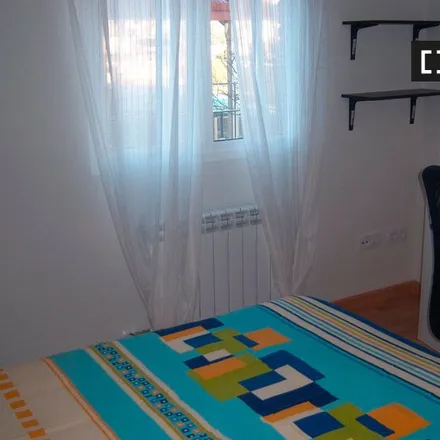 Rent this 3 bed room on Escuela Municipal de Música y Danza in Calle de Domingo Miral, 3