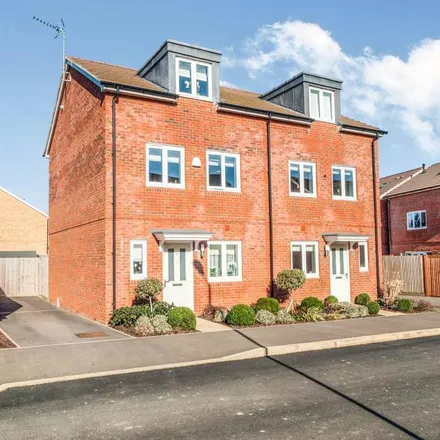 Rent this 3 bed duplex on Breedon Drive in Buckinghamshire, HP18 0FW