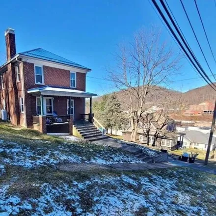 Buy this 4 bed house on 1112 Carolina Avenue in Bluefield, WV 24701