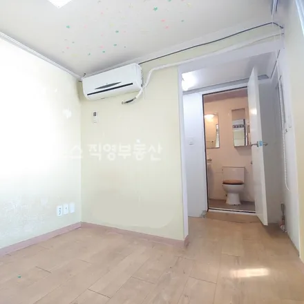 Rent this studio apartment on 서울특별시 마포구 창전동 6-72