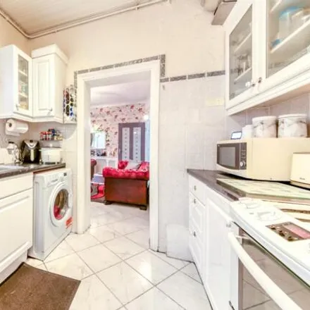 Image 5 - Grafton Road, London, CR0 3RP, United Kingdom - House for sale