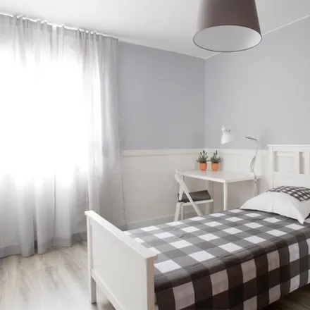 Rent this 3 bed room on Circular Sul do Bairro da Encarnação in 1800-364 Lisbon, Portugal