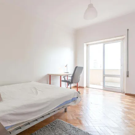 Rent this 7 bed room on Externato Infante Dom Pedro in Avenida Visconde de Valmor, 1050-240 Lisbon