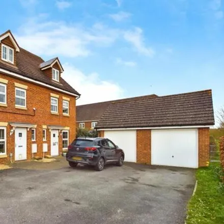Image 2 - Horse Guards Way, Thatcham, RG19 4PE, United Kingdom - Townhouse for sale
