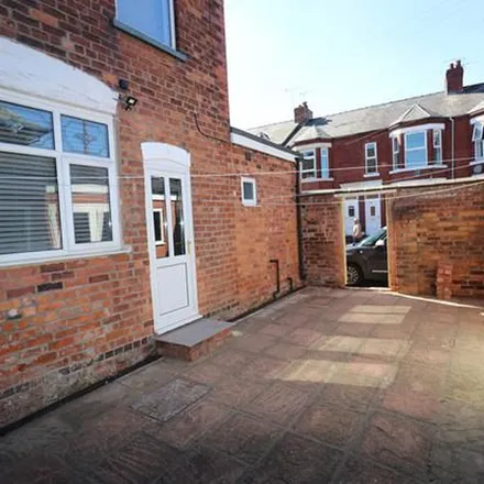 Rent this 5 bed townhouse on Derrington Avenue in Crewe, CW2 7JA