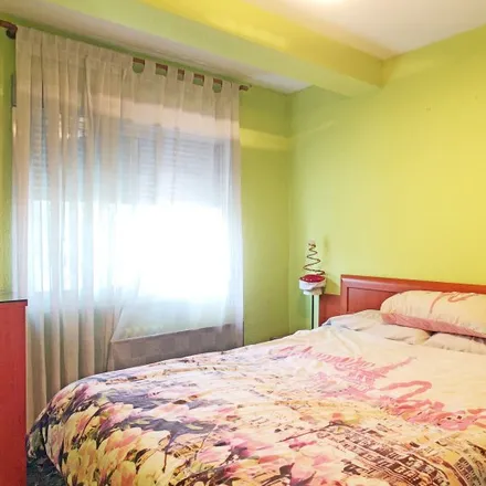 Rent this 3 bed room on Basic-Fit in Calle de Luisa Muñoz, 28019 Madrid