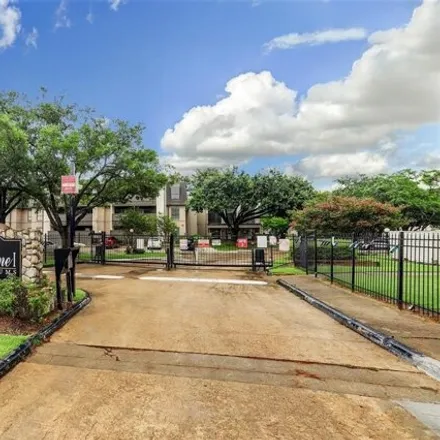 Buy this 3 bed condo on 3073 Walnut Bend Lane in Houston, TX 77042