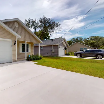 Rent this 3 bed house on 4624 2nd Avenue in Araquey, Saint Johns County